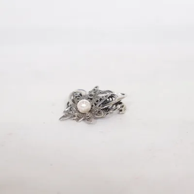 Brosch (Silverfärgad, Vit) Okänd metall