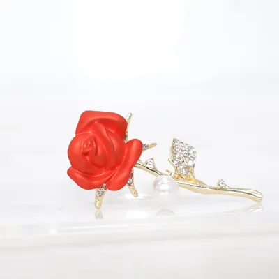 Brosch (Röd, Guldfärgad, Vit) Okänd metall