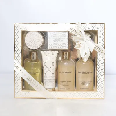 Skincare set (Gold, White) from Baylis & Harding