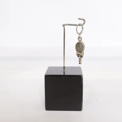 Hänge (Silverfärgad) Okänd metall