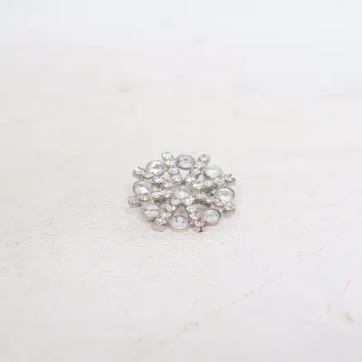 Brosch (Silverfärgad) Okänd metall