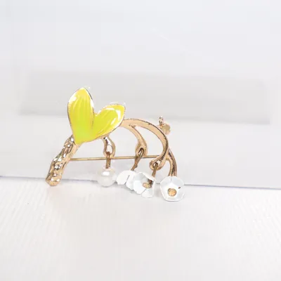 Brooch (Yellow, White, Gold) Unknown metal