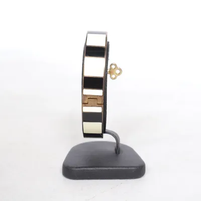 Armring (Guldfärgad, Svart, Vit) från Skultuna Okänd metall