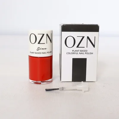 Nail polish (Black, White) from Ozn