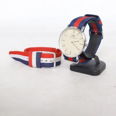 Armbandsur (Blå, Röd, Vit) från Daniel Wellington