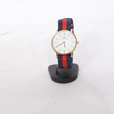 Armbandsur (Blå, Röd, Vit, Guldfärgad) från Daniel Wellington