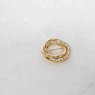 Brosch (Guldfärgad, Vit) Okänd metall