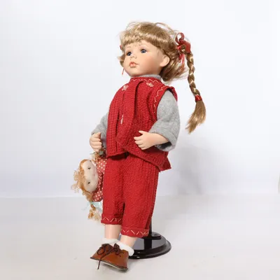 Poupée en porcelaine (Rouge, Gris, Marron)