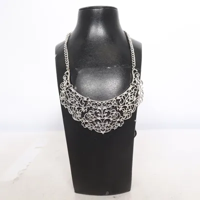 Halsband (Silverfärgad) Okänd metall