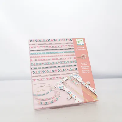 Bijoux artisanaux (Bracelets et métier à tisser) de Djeco