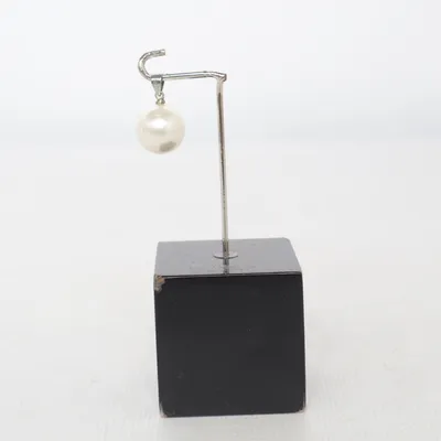 Pendant (White) Unknown metal