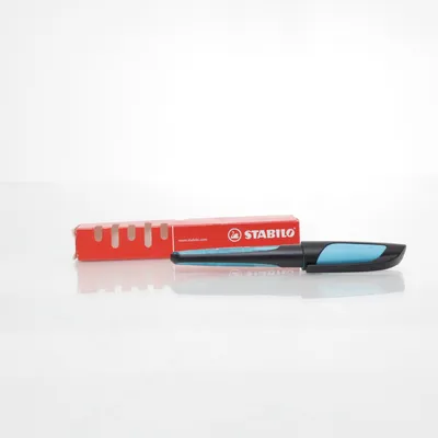 Reservoarpenna (Svart, Blå) från Stabilo