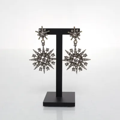 Örhängen (Guldfärgad, Vit) från Heorreo Okänd metall