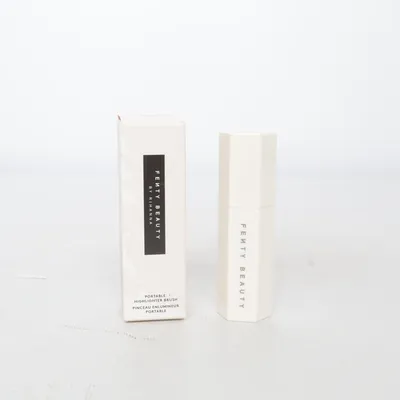 Sminkborste (Portable Highlighter Brush) från Fenty Beauty