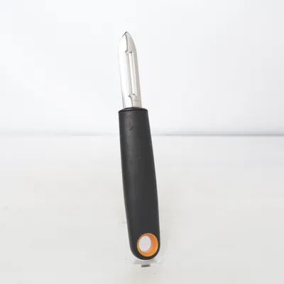 Potatisskalare (Svart) från Fiskars