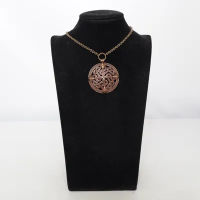 Halsband (Modell Riipus-38. Inspirerad av vikingasmyckefynd. Vintage 1970-75. Vackert skick. Handgjord och designad av det finska smyckeföretaget Kalevala Koru. Diameter 5 cm. Kedjan är 82 cm. ) från Kalevala Koru Brons