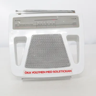 Radio (Sx-9218Stiftelsen Solstickan (1936): Grundades för att samla in pengar till barn och gamla genom att sälja tändsticksaskar ett halvt öre dyrare. Konstnären Einar Nerman ritade den kända Solstickepojken.Kampanjprodukt från 1980/90-talet: Radion är en reklam- och samlarpryl. Den gavs ut som företagspresent till butiker eller som vinst i tävlingar för att marknadsföra varumärket.Ordvitsen på framsidan: Texten ”Öka volymen med Solstickan” är en dubbelbetydelse. Den uppmanar både till att höja ljudet på radion och att öka försäljningen (volymen) av tändstickor för välgörenhet.) van Solstickan