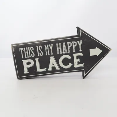 Skilt (This Is My Happy Place Retro Arrow Sign) fra Sass & Belle
