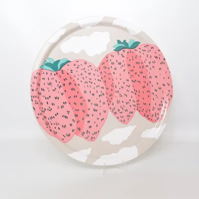 Plateau (Marimekko • serving plate • strawberry print • Scandinavian design • Finnish design • pastel • pink • cute decor • kitchen decor • tableware • Nordic style • playful • aesthetic home • collectible • minimalist • iconic print • cottagecore • summer vibe) de Marimekko