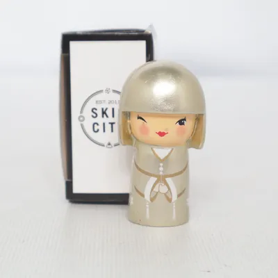 Kokeshi (Silverfärgad) från Skincity