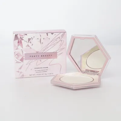 Highlighter (Diamond Bomb) van Fenty Beauty