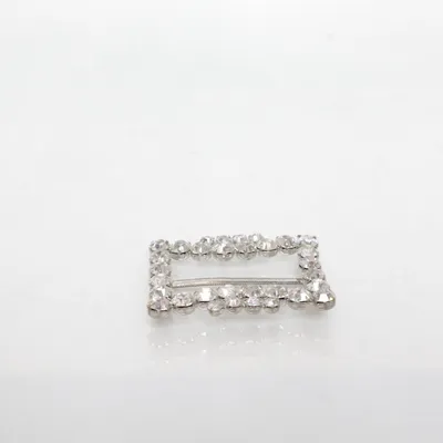 Brosch (Silverfärgad) Okänd metall