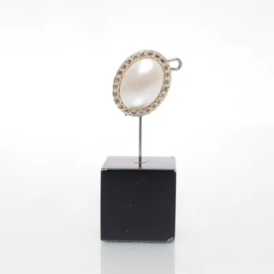 Brosch (Guldfärgad, Vit) Okänd metall