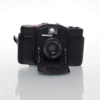 Polaroid camera van Minox