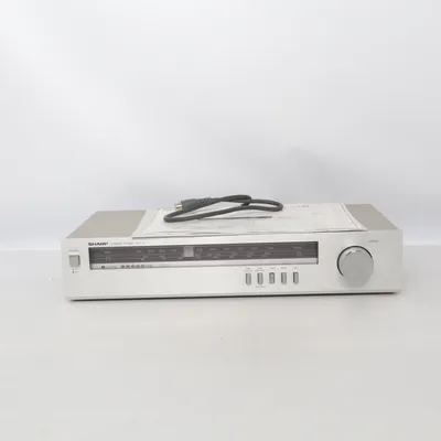 Radio (St-31hbklassisk analog radiomottagare från tidigt 1980-tal. Den ingick ofta i ett modulärt Hi-Fi-system tillsammans med den matchande förstärkaren Sharp SM-31 och kassettdäcket Sharp RT-31.) from Sharp
