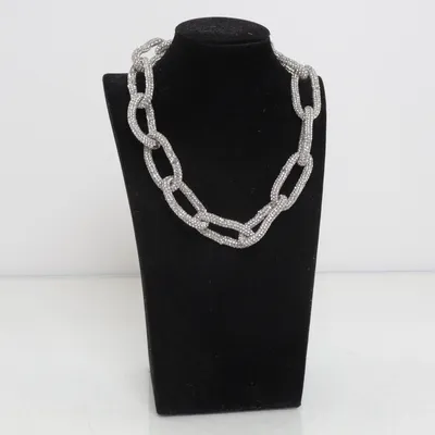 Halsband (Silverfärgad) från Stockholm Okänd metall