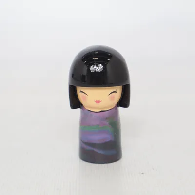 Kokeshi (Svart, Lila, Grön) från Skincity