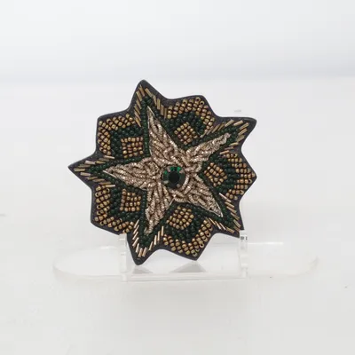 Broche (Noir, Or) Métal inconnu