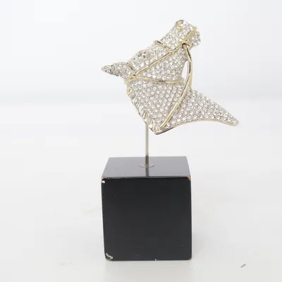 Brosch (Silverfärgad) Okänd metall