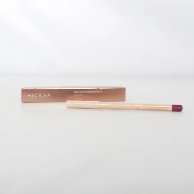 Läppenna (Mad Precision Lip Pencil ”Plum Jam” • Finalist i Daisy Beauty Awards) från Hickap