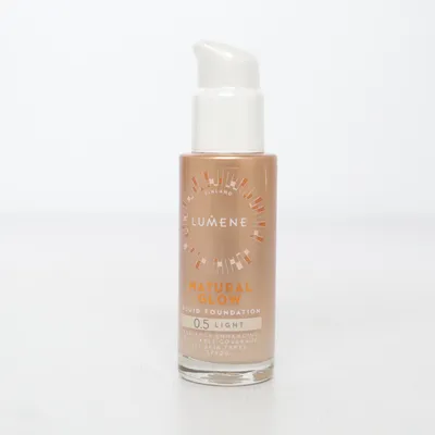 Foundation (Natural Glow Fluid Foundation. En lätt täckande foundation med byggbar täckning för en naturlig look och lystergivande finish. Den lätta veganska formulan är enkel att applicera. Sammansättningen innehåller lystergivande nordiska hjortron och fuktgivande hyaluronsyra som bidrar till att hålla huden jämn och fräsch hela dagen med en vacker lyster. Skyddar huden mot de skadliga effekterna av UVA/UVB-strålning (SPF 20).) from Lumene