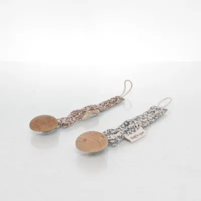 Napphållare (Schnullerkette aus Stoff und Holz) från That´s Mine