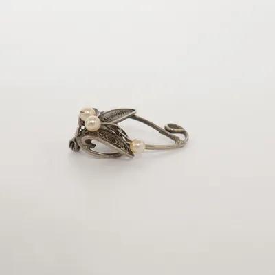 Brosch (Silverfärgad) Okänd metall