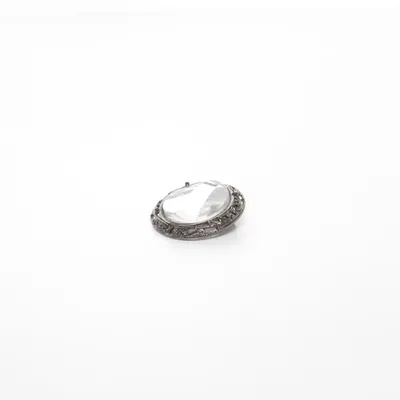 Brosch (Silverfärgad) Okänd metall