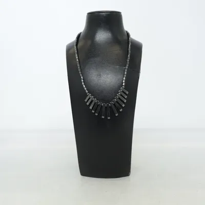 Halsband (Z hematytu ) Okänd metall