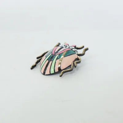 Brosch (Flerfärgad) Okänd metall