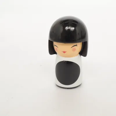 Kokeshi (Sort, Hvid) fra Skincity