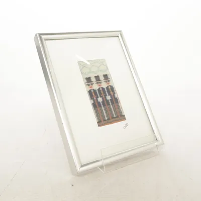 Wall decor (väggdekoration, tavla, grafiskt tryck, arkitekturmotiv, silverfärgad ram, vit passepartout, väggkonst, inramad bild, tavelvägg, modern konst, minimalistisk, retro, skandinavisk stil, second hand)