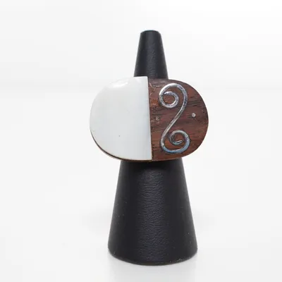 Ring (Bruin, Wit) Onbekend materiaal