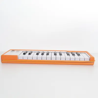 Synthesizer (Hvid, Orange) fra Arturia