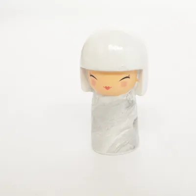 Kokeshi (Hvid, Grå) fra Skincity