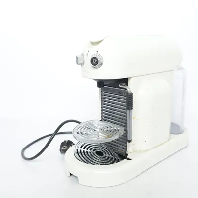 Coffee machine (Nespresso, Nespresso Maestria, Maestria Crema, kaffemaskin, kapselmaskin, espressomaskin, espresso machine, coffee machine, capsule machine, beige kaffemaskin, cremevit, retrodesign, köksmaskin, mjölkskummare, steam wand, ångmunstycke, baristastil, hemmakaffe, lungo, espresso, original capsules, Nespresso Original, DeLonghi, Krups.) from Nespresso