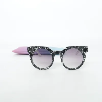 Sonnenbrille (Weiß, Schwarz) von Poppy Lissiman