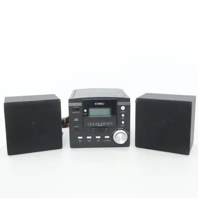 Sound system (Exibel Micro CD-stereo (modell KW-1011B med tillhörande externa högtalare. Spelare: CD- och CD-RW-spelare.Radio: AM/FM-radio med analog eller digital sökning.Anslutningar: Hörlursuttag (3,5 mm) på fronten och eventuell AUX-ingång.Effekt: Strömförsörjning via 230V vägguttag ) from Exibel