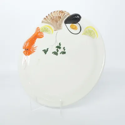 Bord (Bassano • skaldjursfat • kräftfat • fiskfat • serveringsfat • majolika • italiensk keramik • reliefdekor • vintage • kräftskiva • kräftdukning • hummermotiv • Italian summer • Amalfi • coastal tablescape • statementfat) van Bassano