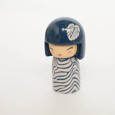 Kokeshi (Kokeshi Doll) fra Skincity
